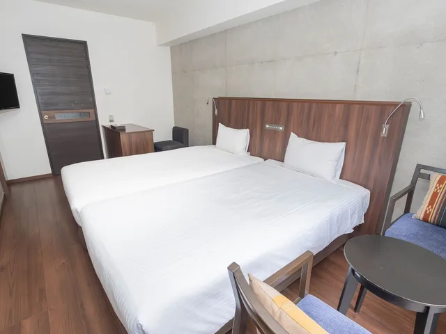 غرفة بسريرين منفصلين بمطبخ مع دخول الصالة، The Breakfast Hotel Porto Ishigaki 4/10