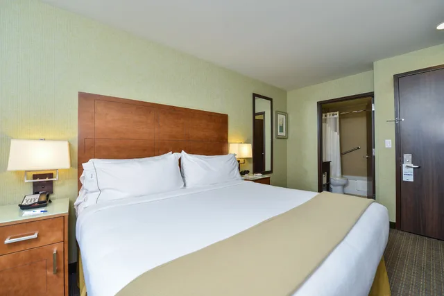 غرفة قياسية بسرير كينج بإطلالة على المدينة، Holiday Inn Express Manhattan Midtown West 1/5