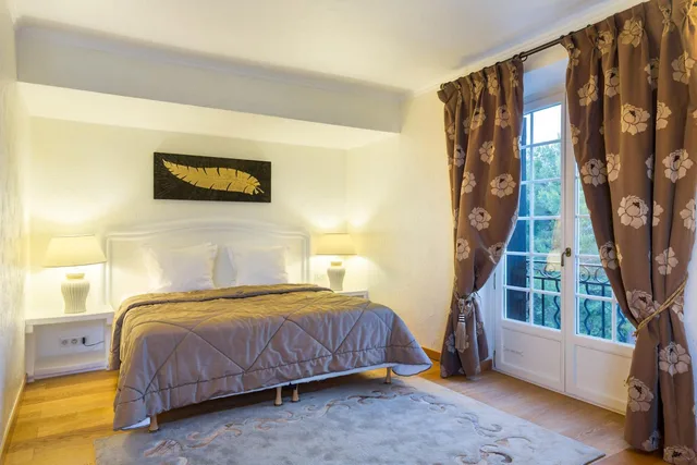 غرفة بريستيج بسرير مزدوج، LA BASTIDE DE TOURTOUR HOTEL & SPA 1/8