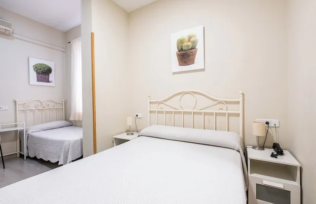 غرفة ثلاثية بثلاثة أسرّة بحمام خاص، Hostal El Pilar 6/10