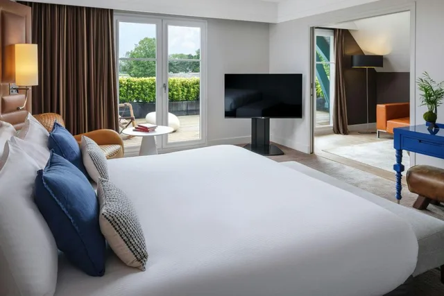 1 Bedroom, Suite, King Bed, Eiffel View, Terrace، Renaissance Paris Hippodrome de St. Cloud Hotel 1/7