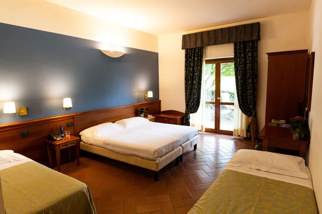 غرفة رباعية بسرير مزدوج وسريرين منفصلين، Villa dei Bosconi 2/5