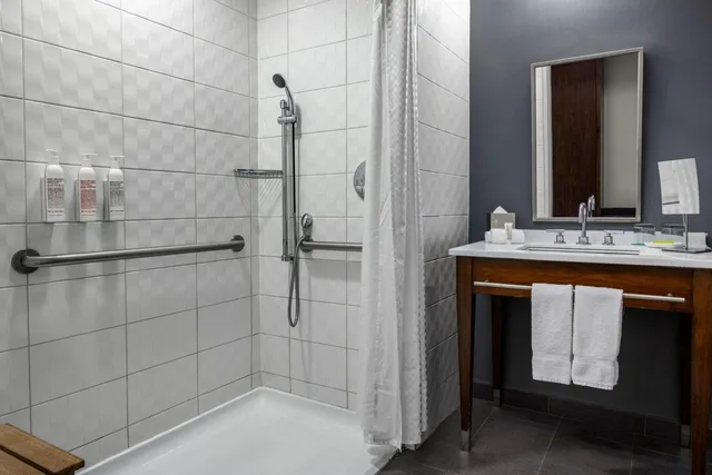 غرفة ديلوكس بسرير كينج بحوض استحمام لذوي الإعاقة، Le Meridien Atlanta Perimeter 8/9