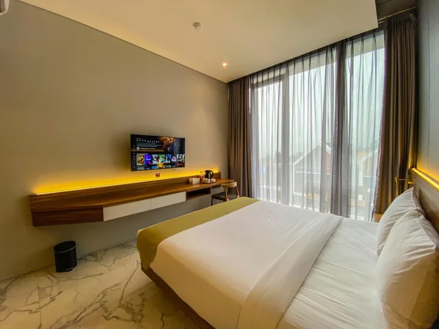 غرفة بسرير مزدوج بشرفة، Facade Hotel by Azana 1/7