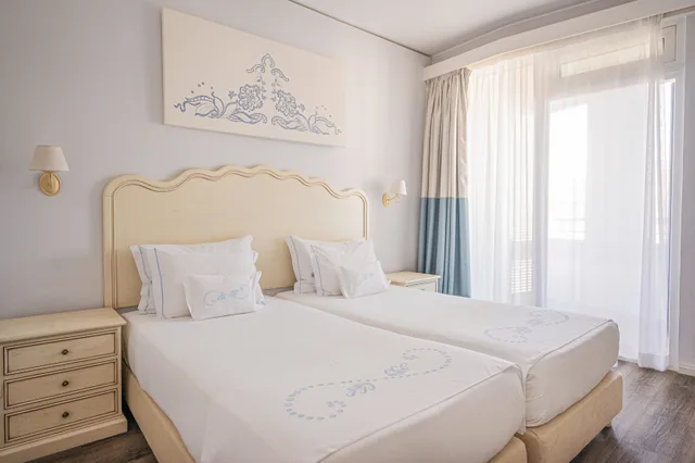 جناح جونيور، Hotel Madeira 1/7