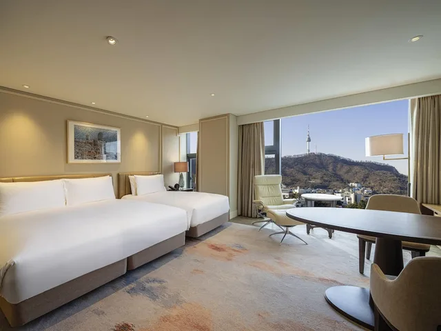 غرفة بريميوم تنفيذية بسرير كينج وسرير فردي، The Ambassador Seoul - A Pullman Hotel 1/3
