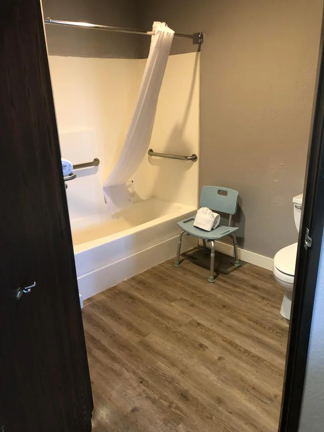 غرفة بسرير مزدوج، New Victorian Inn Suites Sioux City 6/6