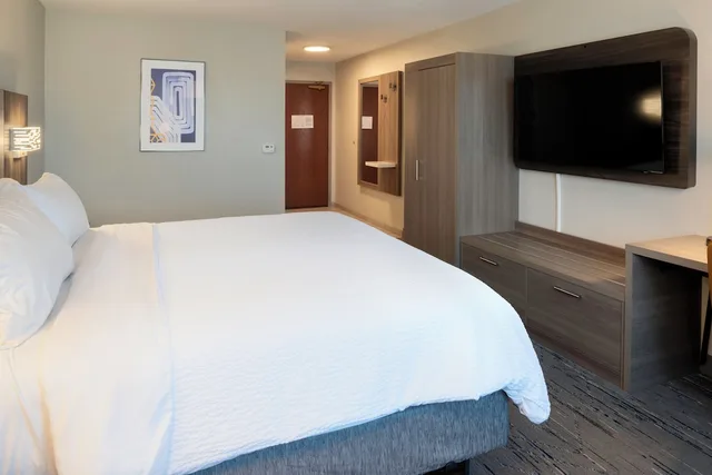 غرفة قياسية ركنية بسرير كينج، Holiday Inn Express Hotel Suites Fort Atkinson 4/7