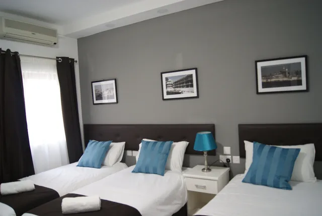 غرفة قياسية ثلاثية بثلاثة أسرّة لذوي الإعاقة، The Buccaneers Boutique Guest House 1/3