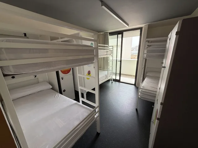 سكن مشترك مختلط بستة أسرّة وأسرّة بطابقين بإطلالة على المسبح بحمام خاص، Amistat Island Hostel Ibiza 1/10