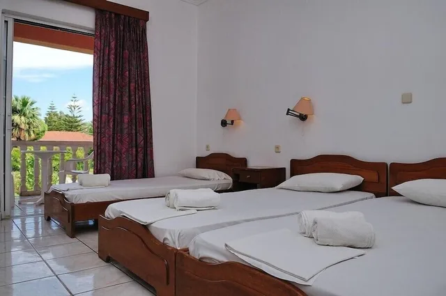غرفة كلاسيكية ثلاثية بسرير مزدوج وسرير فردي، Hotel Sydney Greece 1/2