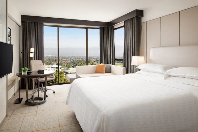غرفة تقليدية بسرير كينج لذوي الإعاقة، Sheraton Universal Hotel 2/6