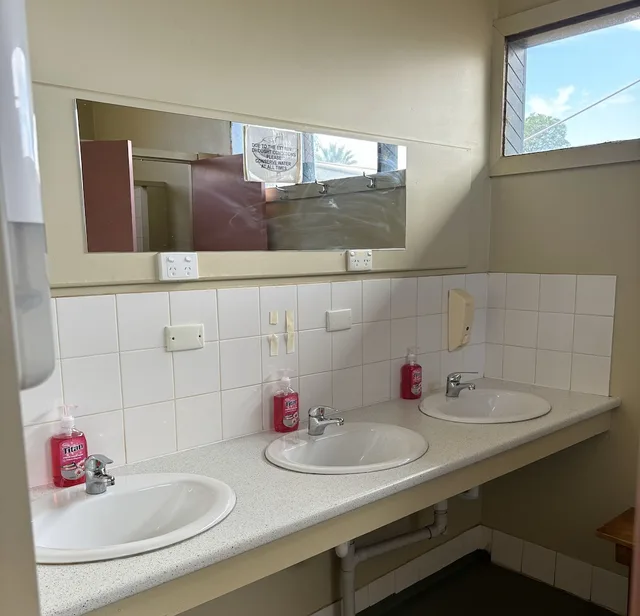 Economy, Single, 1 Queen and 1 Single Bed, Shared Bathroom، Broken Hill Tourist Lodge 3/3
