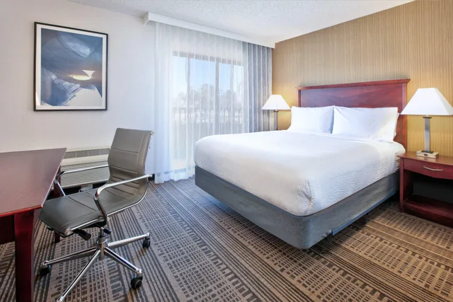 غرفة بسرير كينج، Holiday Inn Hotel And Suites 2/4