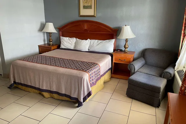 غرفة بسرير كينج لذوي الإعاقة، Travelodge by Wyndham Venice 2/3