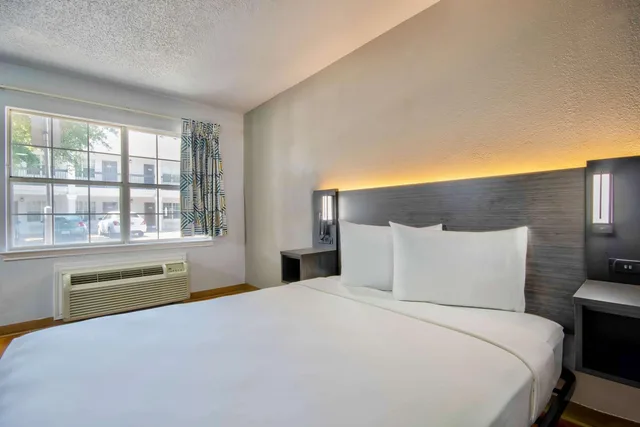 1 Queen Bed - ADA/RI Shower, Non-Smoking، Studio 6 Extended Stay - Austin, TX - Midtown 1/7