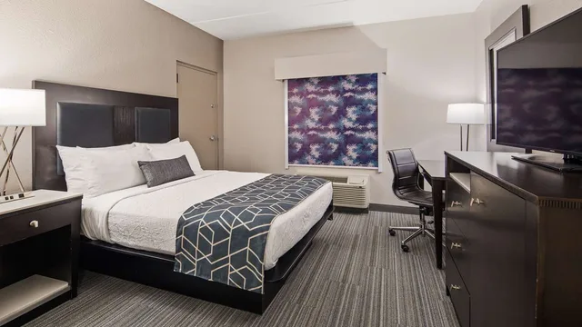 غرفة بسرير كوين بحوض استحمام لذوي الإعاقة، Best Western Plus Wilkes Barre-Scranton Airport Hotel 1/4