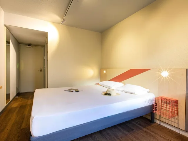 Room, Triple, 1 Double and 1 Single Bed, ibis budget Avignon Centre 3/4