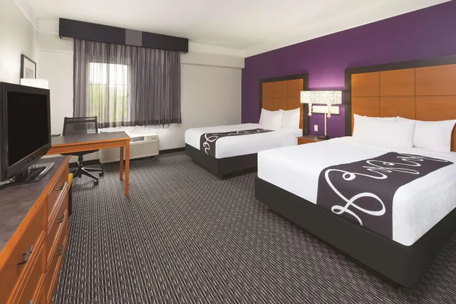 جناح بسرير كينج أو سرير مزدوج بغرفتي نوم، La Quinta Inn & Suites by Wyndham Miami Airport East 2/3