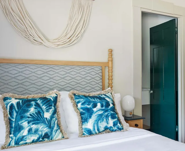 Petite, Queen Bed، The Roberts Collection 3/5