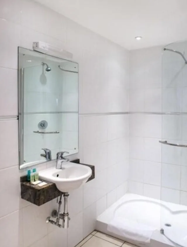 غرفة قياسية ثلاثية، OYO Luton Hotel 4/4