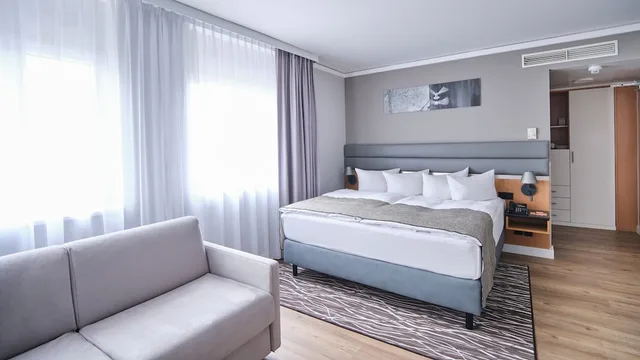 غرفة بريميوم بسرير كينج، Holiday Inn Berlin Airport Conference Centre Formerly Holiday Inn Berlin International Airport 1/9