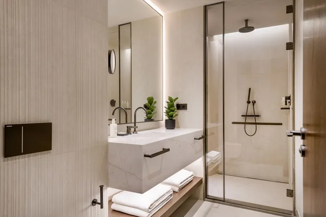 Deluxe, King Bed, Balcony, JW Marriott Hotel Madrid 3/4