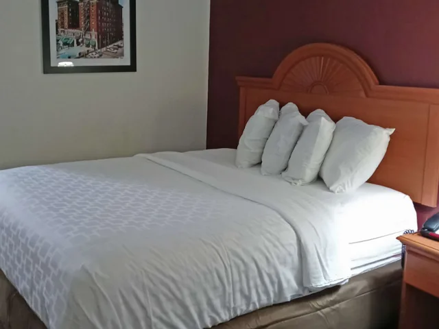 غرفة قياسية بسريرين كوين، Clarion Pointe Evansville North 2/4