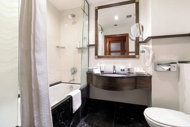 غرفة قياسية بسرير كينج بإطلالة على البحر للمدخنين، Holiday Inn Kuwait 5/6