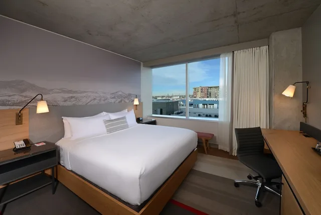 غرفة قياسية بسرير كينج لذوي الإعاقة، Hotel Indigo Denver Downtown - Union Station, an IHG Hotel 5/7