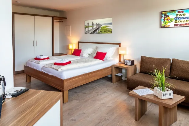 غرفة بسرير مزدوج بإطلالة على المرفأ بشرفة، Seaside-Strandhotel 2/5