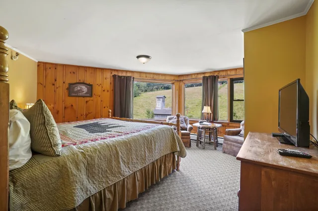 غرفة بريميوم بسرير كينج مع أريكة، Whitney Apos S Inn At Jackson 4/8