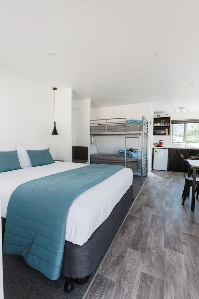 كابينة إليت بسرير كوين وأسرّة بطابقين، Napier Beach Kiwi Holiday Park and Motels 3/4