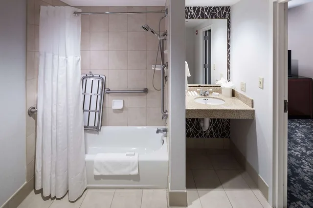 غرفة بسرير كينج بحوض استحمام لذوي الإعاقة، Hilton Garden Inn Frisco 2/2