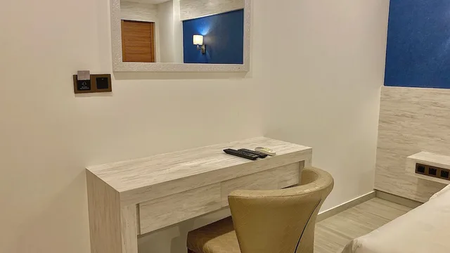 Standard, King Bed, Window Access, Kaani Palm Beach 5/5