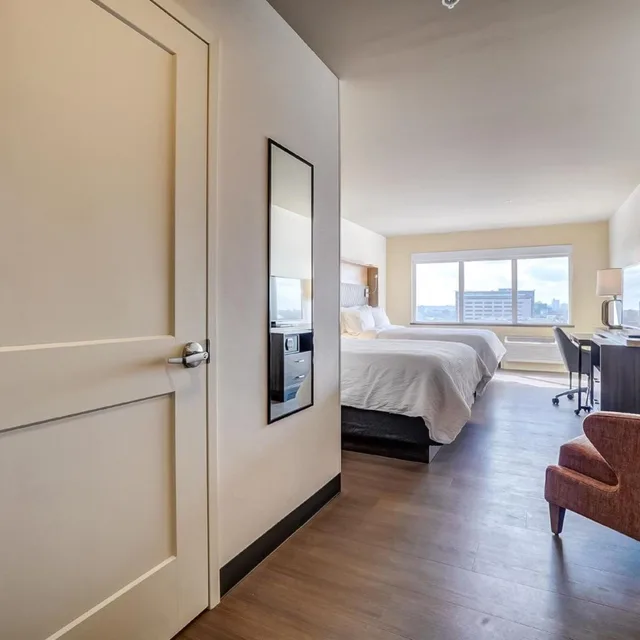 غرفة قياسية بسرير كينج وسريرين كوين، Holiday Inn Gatineau – Ottawa 2/10