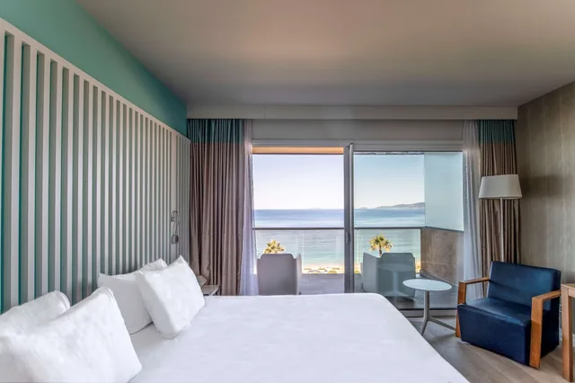غرفة بريميوم بسرير كينج بإطلالة على البحر بشرفة، Radisson Blu Resort Spa Ajac 3/10
