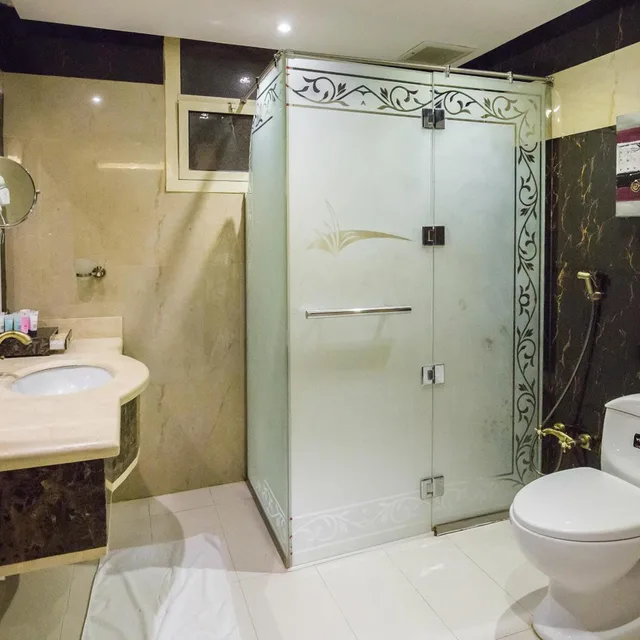 Two-Bedroom Apartment، رست نايت للشقق الفندقية - الحمرا(Rest Night Serviced Apartments - AlHamra) 5/8