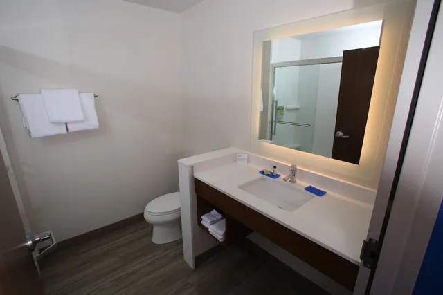 Suite, King Bed, Accessible, Holiday Inn Express Mccook 5/8