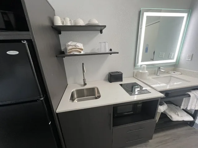 غرفة قياسية بسرير كوين بمطبخ صغير، Studio6 Altoona, IA - Des Moines East 9/10