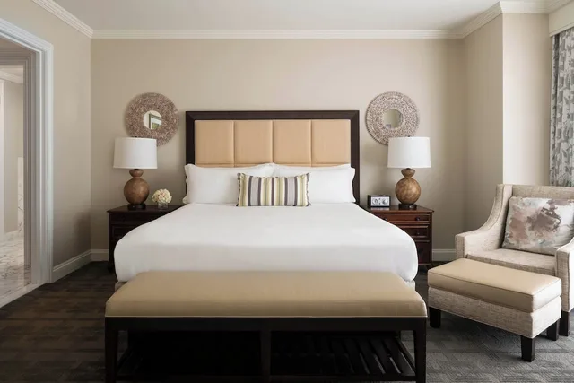 غرفة بسرير كينج بشرفة لذوي الإعاقة، The Ritz-Carlton Naples, Tiburon 1/2