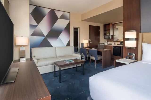استوديو بسرير كينج مع أريكة بمطبخ صغير، Embassy Suites By Hilton Seattle Downtown Pioneer Square 1/2