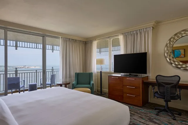 1 Bedroom, Suite, King Bed, Water View, Sofa, Captiva Tower، Marriott Sanibel Harbour Resort And Spa 3/10