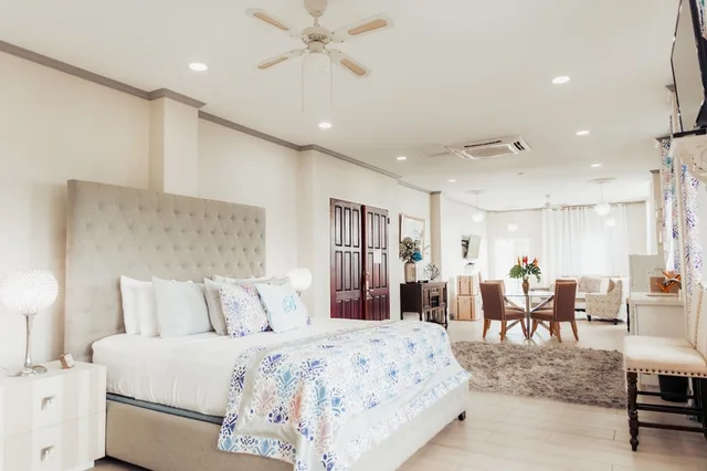 جناح رئاسي بسرير كينج بشرفة، Beachcombers Hotel 1/6