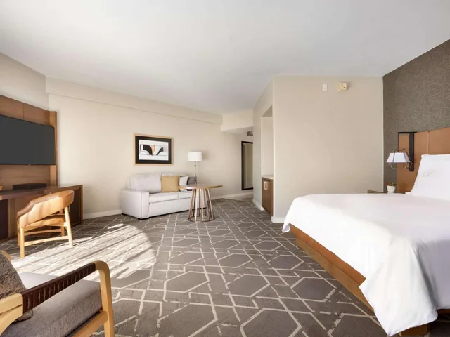Fairmont, King Bed, Balcony or Patio, Accessible، Fairmont Scottsdale Princess 1/8