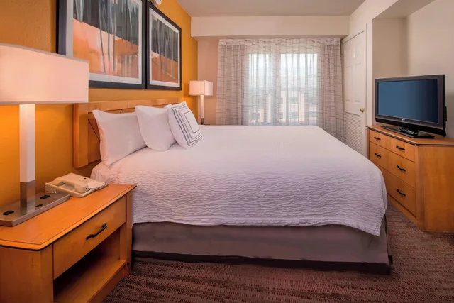 جناح بسرير كوين بغرفة نوم واحدة مع أريكة، Residence Inn by Marriott Frederick 2/3