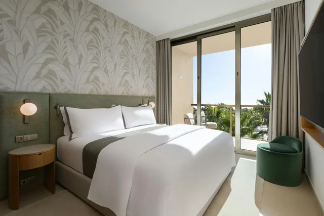 جناح جونيور بسرير كينج بإطلالة على المسبح بشرفة، The Westin Salgados Beach Resort, Algarve 5/10