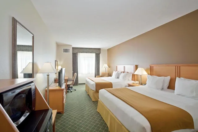 غرفة بسرير كينج لذوي الإعاقة، Holiday Inn Express and Suites Lincoln South 1/3