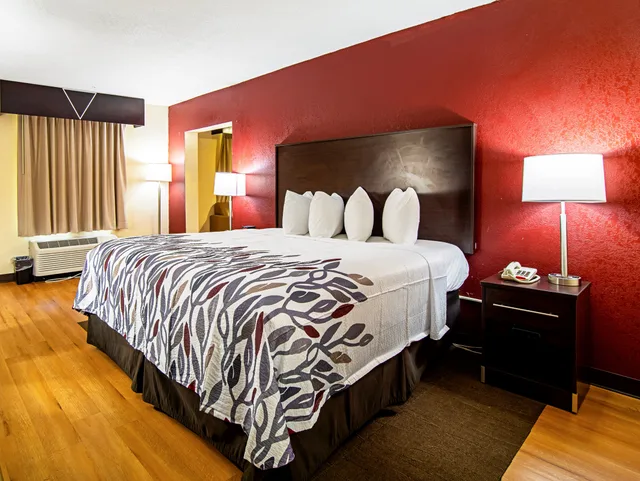 Suite, King Bed, Kitchen, Red Roof Inn Suites Greenwood Sc 2/5