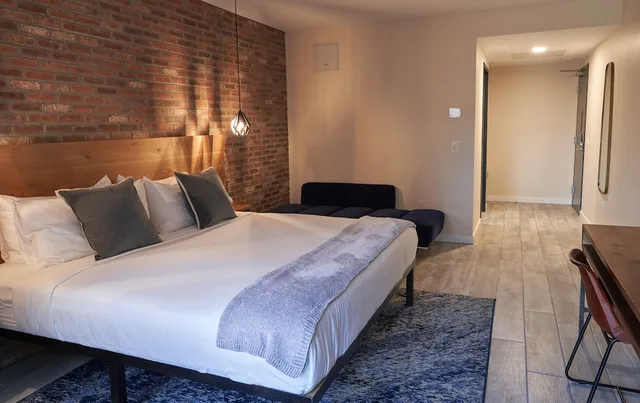 غرفة بريميوم بسرير كينج، The Maj Hotel 2/6